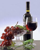Сладкое красное вино и виноград