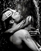 Нежный поцелуй под душем