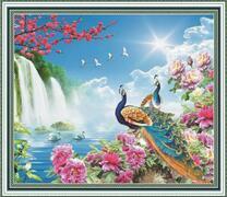 Яркое солнце над красивым озером с водопадом